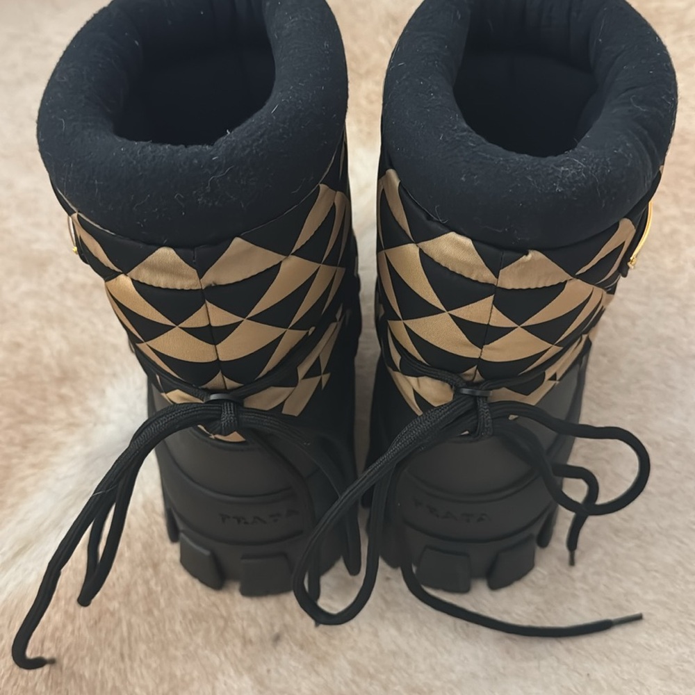 Prada tan and black Re-nylon gabardine apres snow boots! Never worn. Size 39/40. - Picture 4 of 6
